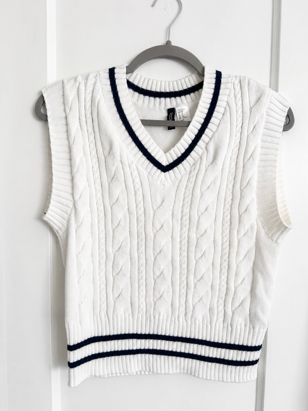 H&M (Divided) Classic Cable Knit V-Neck Sweater Vest - White with black Trim
